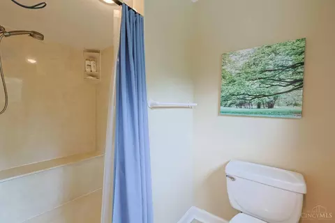 Bath - 8389 Shadowpoint Ct, Montgomery, OH 45242 photo 2 of 4