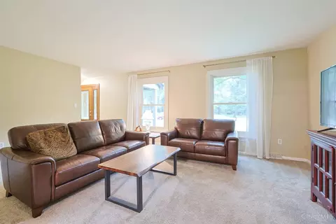 Living - 8389 Shadowpoint Ct, Montgomery, OH 45242 photo 3 of 4