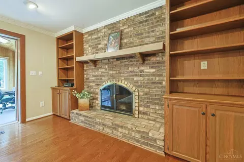 Living - 8389 Shadowpoint Ct, Montgomery, OH 45242 photo 4 of 4