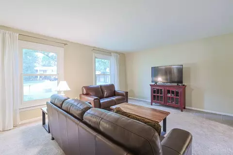 Living - 8389 Shadowpoint Ct, Montgomery, OH 45242 photo 2 of 4