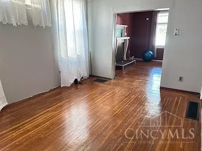 Living - 3129 Durrell Ave, Cincinnati, OH 45207 photo 1 of 2