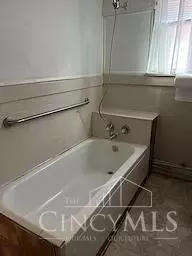Bath - 3129 Durrell Ave, Cincinnati, OH 45207 photo 1 of 1