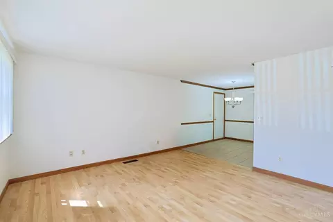 Living - 3245 River Rd, Hamilton, OH 45015 photo 3 of 4