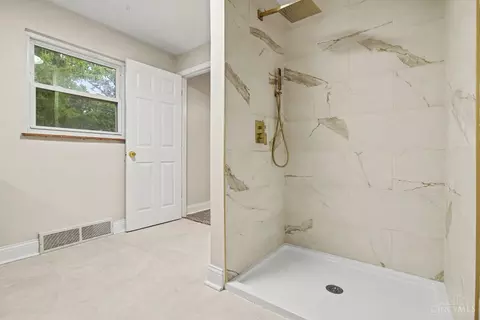 Bath - 8997 Plainfield Rd, Cincinnati, OH 45236 photo 2 of 4