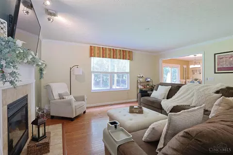 Living - 1147 Stableview Cir, Hamilton Township, OH 45039 photo 2 of 3