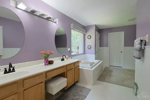Bath - 1147 Stableview Cir, Hamilton Township, OH 45039 photo 2 of 5
