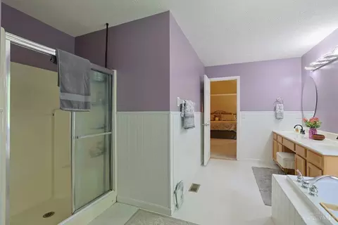 Bath - 1147 Stableview Cir, Hamilton Township, OH 45039 photo 3 of 5