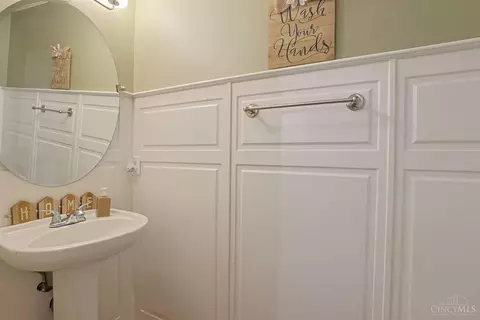 Bath - 1147 Stableview Cir, Hamilton Township, OH 45039 photo 1 of 5