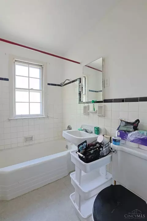 Bath - 3097 Riddle View Ln, Cincinnati, OH 45220 photo 3 of 4