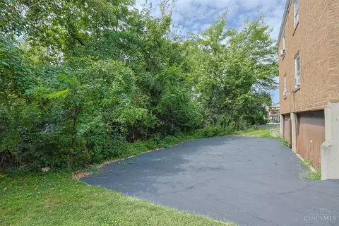 Exterior - 3097 Riddle View Ln, Cincinnati, OH 45220 photo 4 of 5