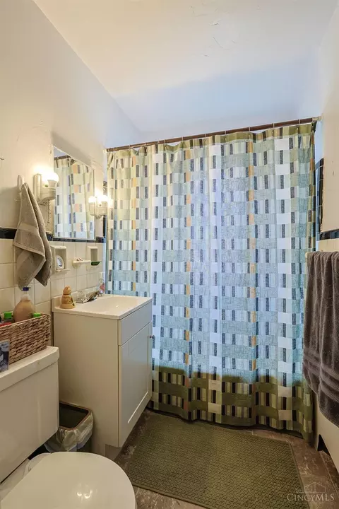 Bath - 3097 Riddle View Ln, Cincinnati, OH 45220 photo 1 of 4