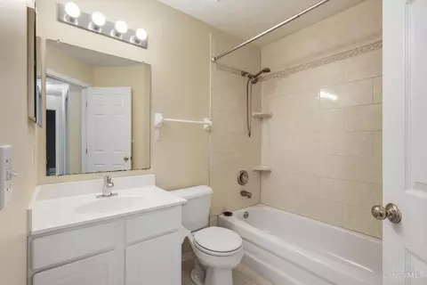 Bath - 6572 Eagleview Dr, Mason, OH 45040 photo 2 of 3