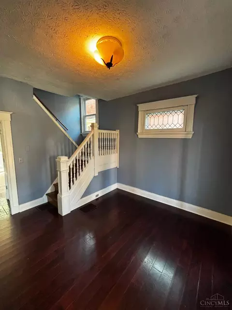 Living - 279 Helen St, Cincinnati, OH 45219 photo 2 of 6