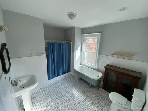Bath - 279 Helen St, Cincinnati, OH 45219 photo 1 of 2