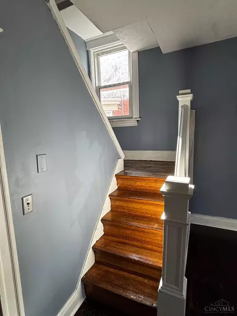 Entry Way - 279 Helen St, Cincinnati, OH 45219 photo 2 of 4