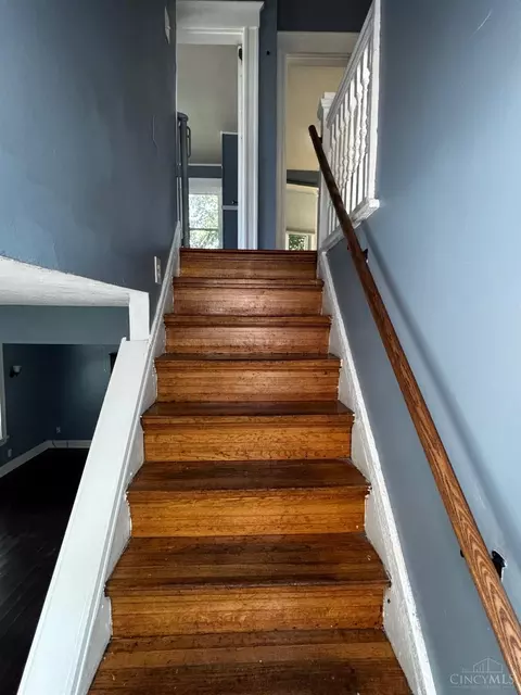 Entry Way - 279 Helen St, Cincinnati, OH 45219 photo 3 of 4
