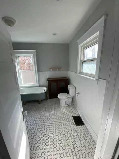 Bath - 279 Helen St, Cincinnati, OH 45219 photo 2 of 2