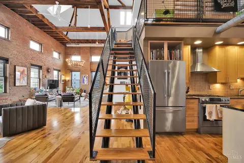 Entry Way - 404 Reading Rd, Cincinnati, OH 45202 photo 2 of 8