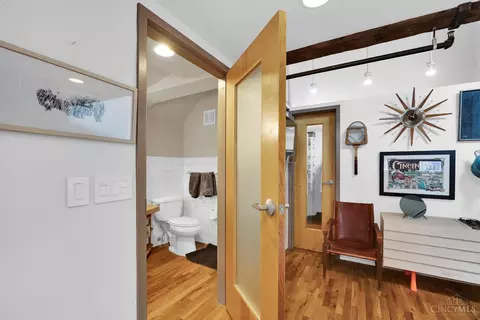 Entry Way - 404 Reading Rd, Cincinnati, OH 45202 photo 6 of 8