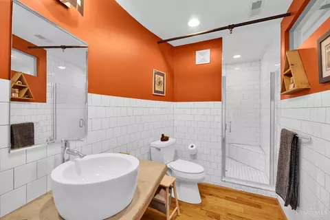 Bath - 404 Reading Rd, Cincinnati, OH 45202 photo 2 of 3
