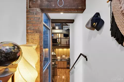 Entry Way - 404 Reading Rd, Cincinnati, OH 45202 photo 3 of 8