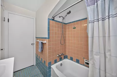 Bath - 6747 Plainfield Rd, Cincinnati, OH 45236 photo 2 of 5