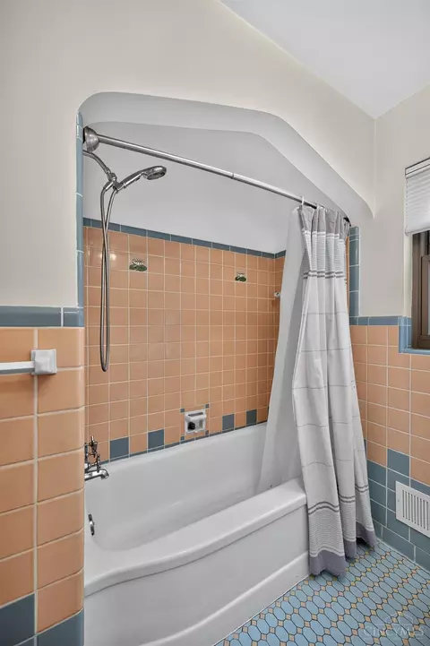 Bath - 6747 Plainfield Rd, Cincinnati, OH 45236 photo 3 of 5