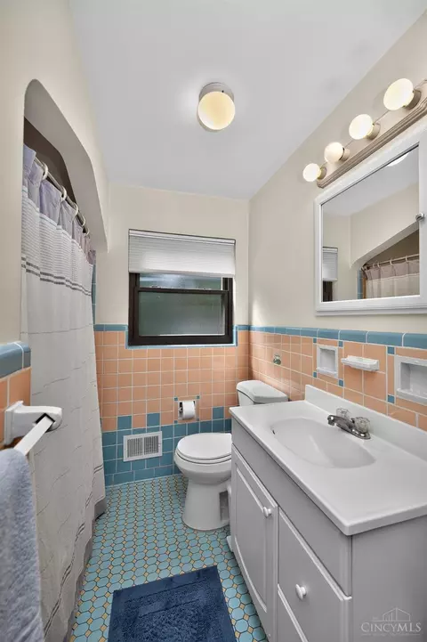 Bath - 6747 Plainfield Rd, Cincinnati, OH 45236 photo 1 of 5