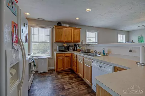 Kitchen - 4962 Thomas Rd, Trenton, OH 45067 photo 4 of 4