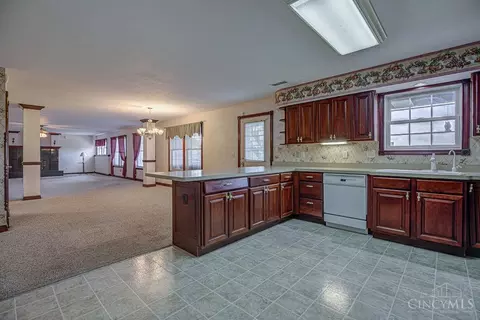 Kitchen - 4962 Thomas Rd, Trenton, OH 45067 photo 3 of 4