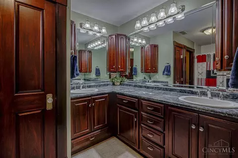 Bath - 4962 Thomas Rd, Trenton, OH 45067 photo 3 of 4