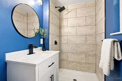 Bath - 5741 Nickview Dr, Cincinnati, OH 45247 photo 1 of 2