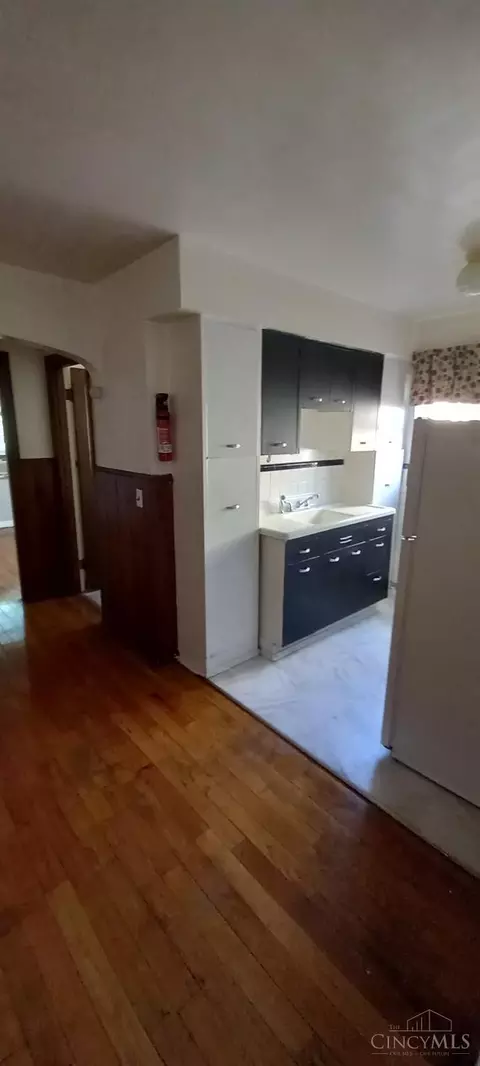 Entry Way - 1808 Losantiville Ave, Cincinnati, OH 45237 photo 5 of 5