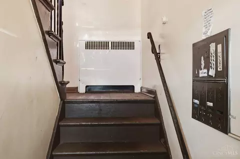 Entry Way - 1808 Losantiville Ave, Cincinnati, OH 45237 photo 3 of 5