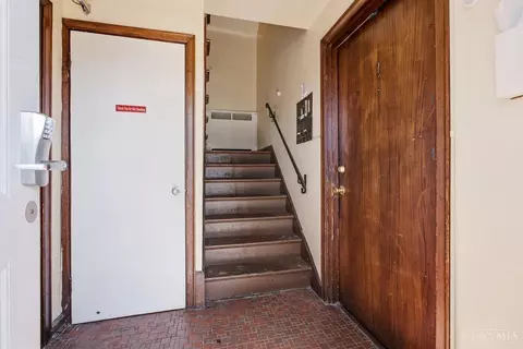 Entry Way - 1808 Losantiville Ave, Cincinnati, OH 45237 photo 2 of 5