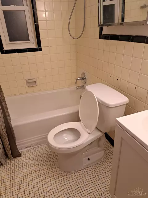 Bath - 1808 Losantiville Ave, Cincinnati, OH 45237 photo 1 of 2