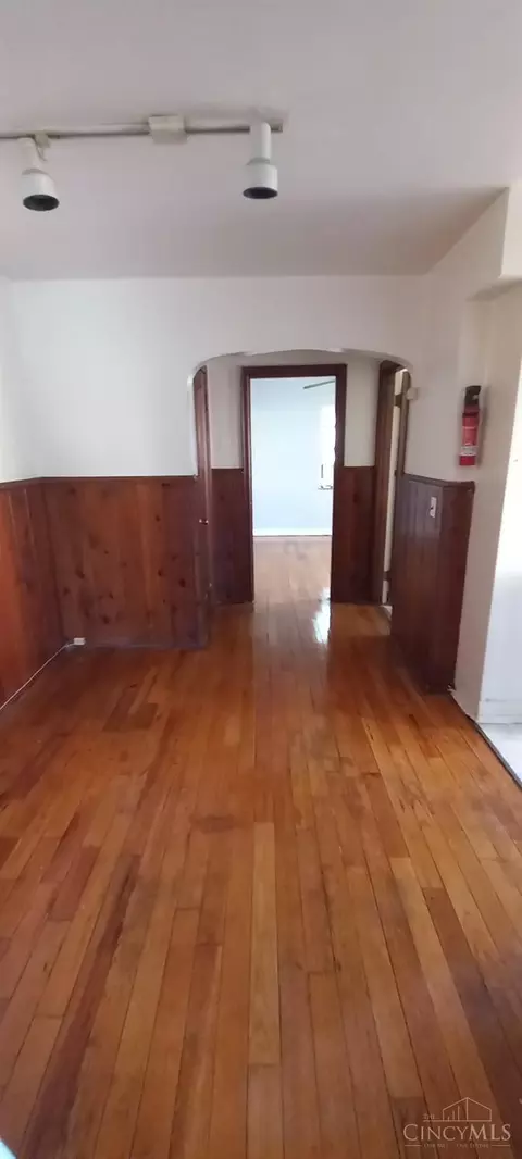 Entry Way - 1808 Losantiville Ave, Cincinnati, OH 45237 photo 4 of 5