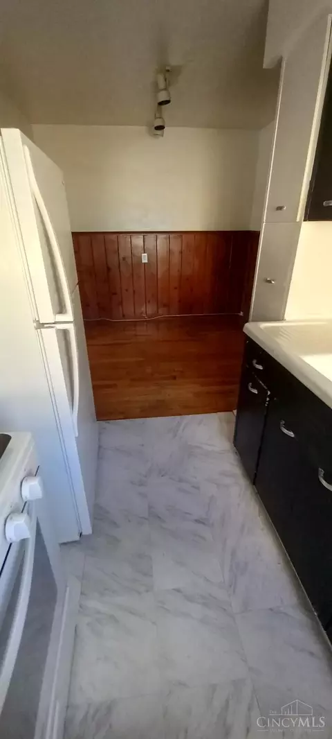 Kitchen - 1808 Losantiville Ave, Cincinnati, OH 45237 photo 2 of 2