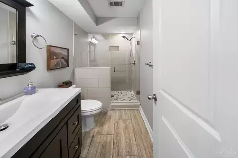 Bath - 2201 Reading Rd, Cincinnati, OH 45202 photo 2 of 5