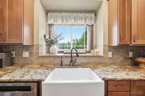 Kitchen - 5073 Beechwood Rd, Cincinnati, OH 45244 photo 4 of 5