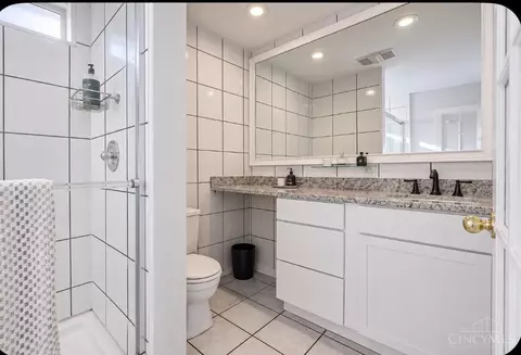 Bath - 824 Shawnee Trace Ct, Cincinnati, OH 45255 photo 3 of 6