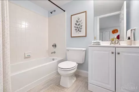 Bath - 824 Shawnee Trace Ct, Cincinnati, OH 45255 photo 6 of 6