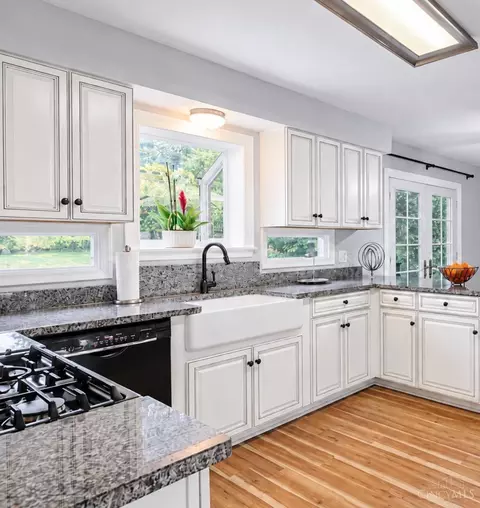 Kitchen - 824 Shawnee Trace Ct, Cincinnati, OH 45255 photo 2 of 11