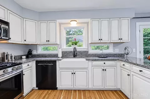 Kitchen - 824 Shawnee Trace Ct, Cincinnati, OH 45255 photo 4 of 11