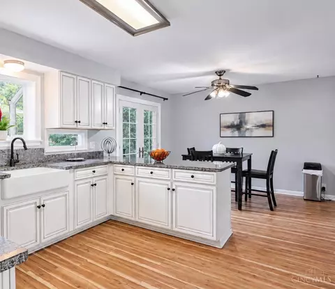 Kitchen - 824 Shawnee Trace Ct, Cincinnati, OH 45255 photo 3 of 11