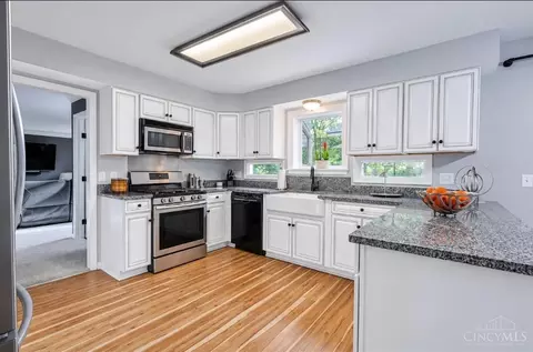 Kitchen - 824 Shawnee Trace Ct, Cincinnati, OH 45255 photo 6 of 11
