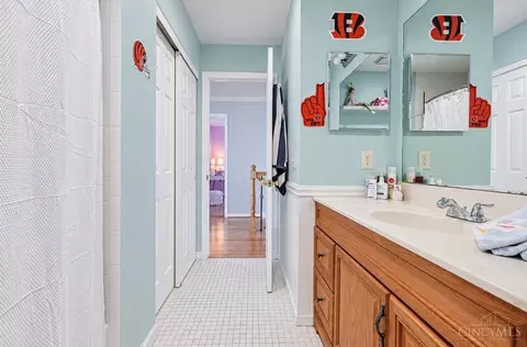 Bath - 824 Shawnee Trace Ct, Cincinnati, OH 45255 photo 5 of 6