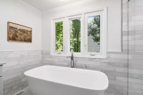 Bath - 3831 Monets Ln, Evendale, OH 45241 photo 7 of 12