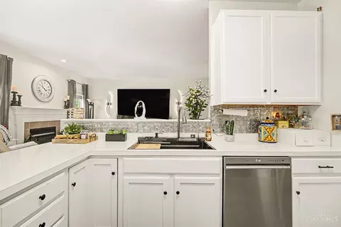 Kitchen - 40 Teil Tree Ct, Monroe, OH 45050 photo 4 of 5