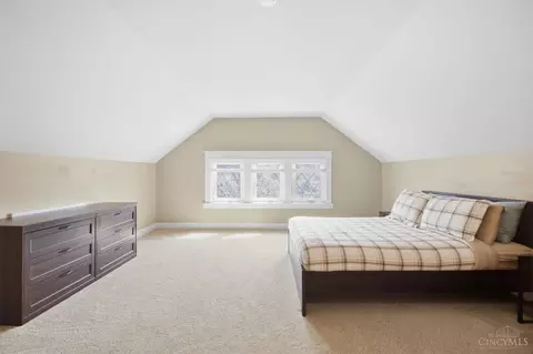 Bedroom - 2830 Madison Rd, Cincinnati, OH 45209 photo 7 of 9
